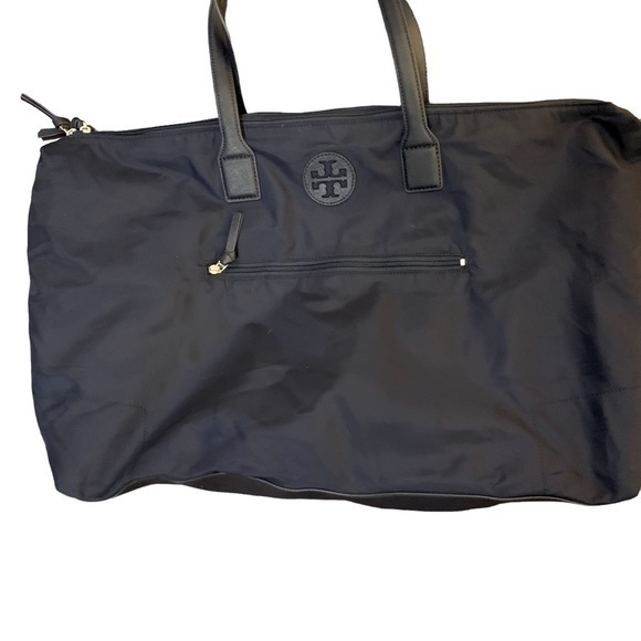 TORY BURCH OVERSIZED BAG. LOTS OF ROOM AND ZIPPERS PERFECT CONDITION!!!